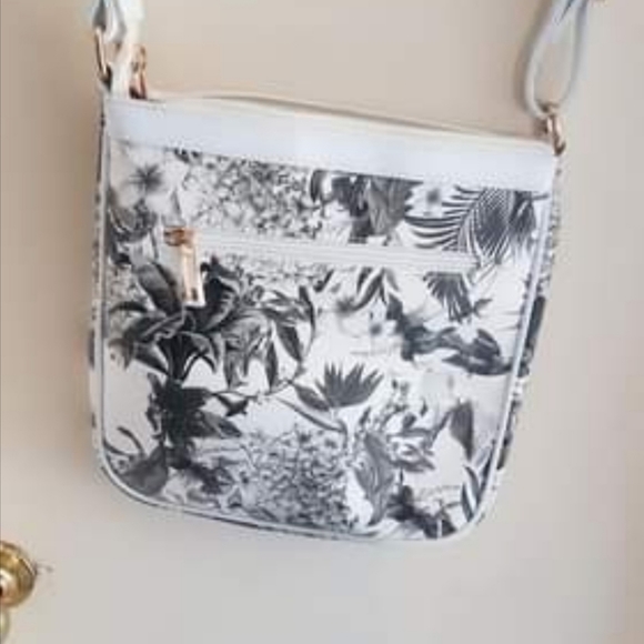 𝅺MC cross body small purse - Picture 2 of 2